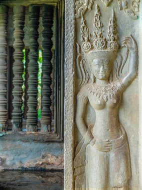 Dans eden apsara ve sütunlar, antik duvarda eski bir süs, Angkor Wat, Kamboçya