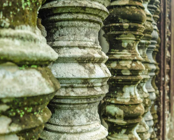 Oude Zuilen Met Mos Korstmos Close Perspectief Angkor Wat Siem — Stockfoto