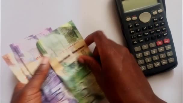 Kezek Kenya Bankjegyeket Számolnak Számológép Felvételei Mellé Helyezve Videóklip Afrika — Stock videók