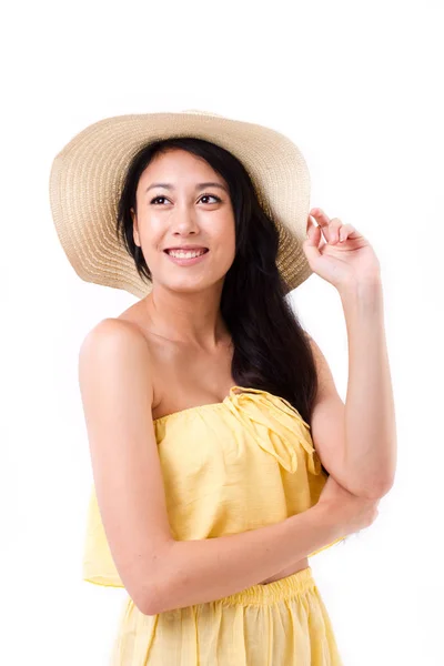En glad, smilende, vakker kvinne i sommerkjole som ser opp – stockfoto