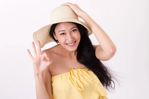 Young summer woman giving ok hand sign — Stock Photo, Image