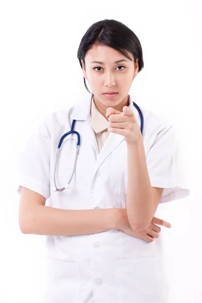 Grave médico feminino apontando para você — Fotografia de Stock