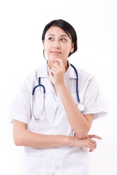 Feliz médico feminino pensando, olhando para cima — Fotografia de Stock