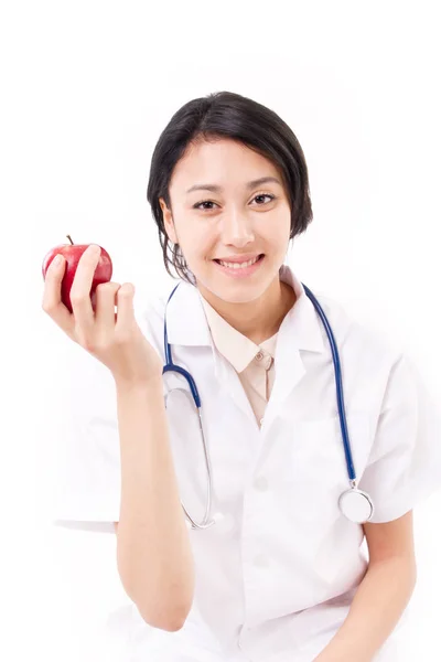 Médico fêmea segurando maçã vermelha, comida saudável, frutas, comer con — Fotografia de Stock