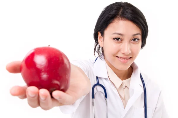 Sorridente médico feminino sugerindo maçã vermelha, comida saudável, frutas , — Fotografia de Stock