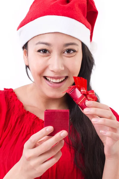 빨간 선물 상자를 여는 행복 한 크리스마스 여자 — 스톡 사진