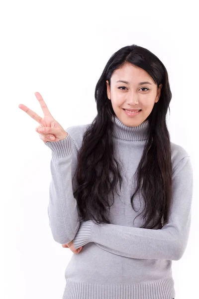 2 本の指を指している幸せ、笑顔のアジア人白人女性 — ストック写真