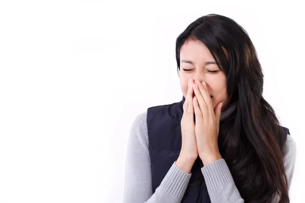 くしゃみをする病気の女性 — ストック写真
