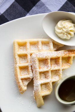 şeker, tereyağı, şurubu buzlanma ile waffle 