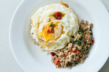 Kızarmış domuz fesleğen yaprağı ve derin kızarmış yumurta ile karıştırın