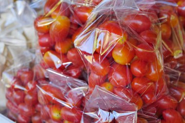 plastik torba içinde kiraz domates yemeği