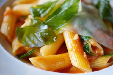 fesleğen yaprakları ile Penne makarna