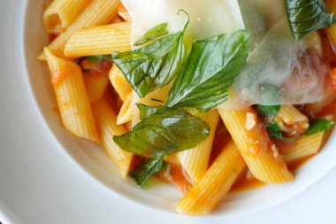 fesleğen ve peynir penne makarna üzerine