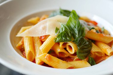 Penne makarna peynir ve fesleğen ile