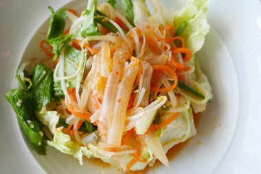 Tay tarzında ekşi ve baharatlı cam şehriye salatası, egzotik dünya gıda