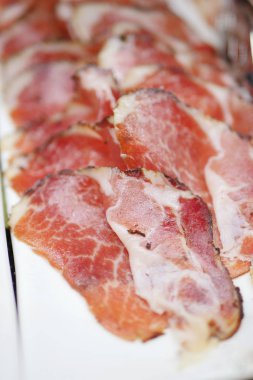 eti tabağa dilimlenmiş