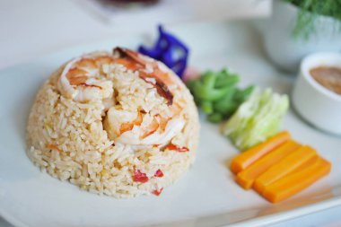 Kızarmış karidesli pilav