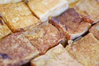 fesleğen yaprakları ile Penne makarna