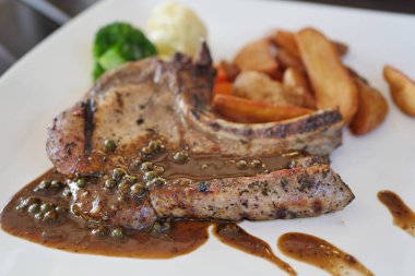 lezzetli domuz pirzolası yakın çekim yukarı