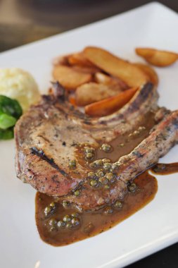 lezzetli domuz pirzolası yakın çekim yukarı