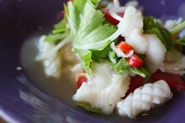 Tay baharatlı ve ekşi deniz ürünleri tom yum çorbası