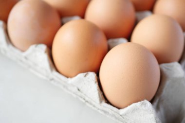 Kağıt kabında yumurta