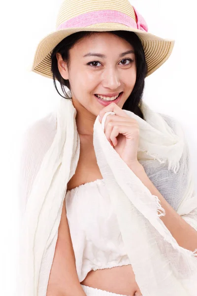 Avslappet, glad, smilende kvinne med sjal i sommerkjole – stockfoto