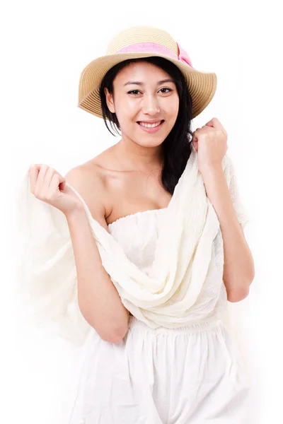 Avslappet, glad, smilende kvinne med sjal i sommerkjole – stockfoto
