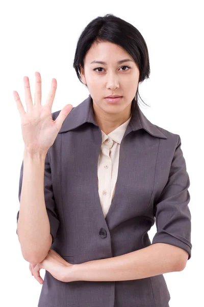 Уверенная деловая женщина, указывающая на 5 пальцев жестом — стоковое фото