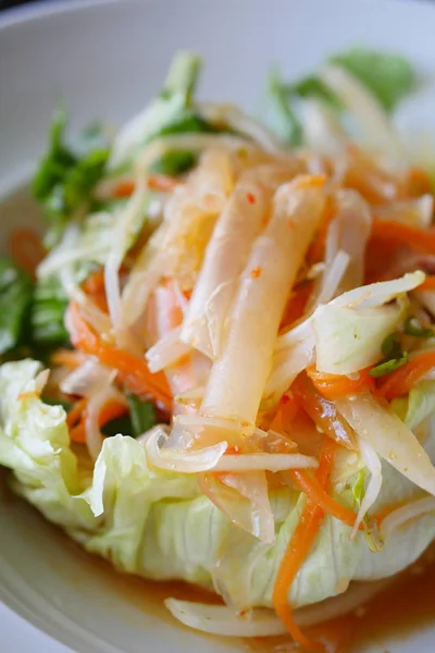 Salada de macarrão de vidro azedo e picante estilo tailandês, comida exótica mundial — Fotografia de Stock