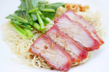 Asya yumurta noodle kavrulmuş domuz eti ile