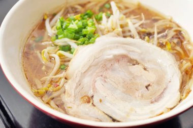 dilimlenmiş domuz ile Japon şehriye