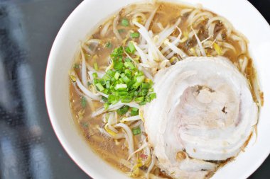 dilimlenmiş domuz ile Japon şehriye