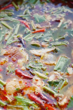 Otlar ve baharatlar ile Tay tomyum çorbası