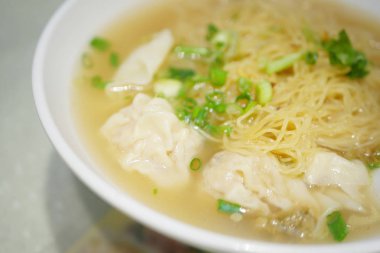 Asya yumurta şehriye çorbası ile karides hamur tatlısı