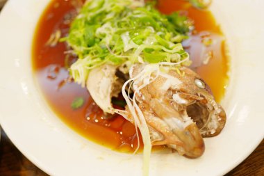 Deniz balığı buğulama, Balık soya sosu egzotik korkutucu tarzda başıdır