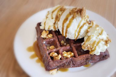 vanilyalı dondurma çikolatalı gözleme ile