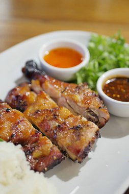 sos daldırma ile Asya ızgara tavuk