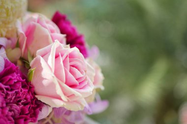 Pembe gül buketi, çiçek aşk kavramı 