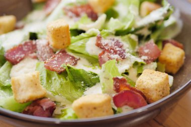 kızarmış ekmek parçaları ve jambon salatası