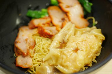 Kanton Hongkong şehriye karides hamur tatlısı ve kavrulmuş domuz