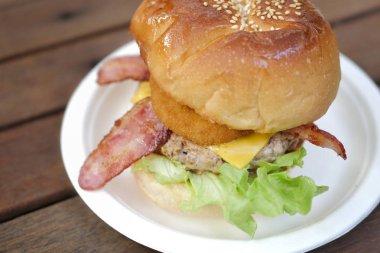 peynirli burger gevrek soğan halkası ve pastırma