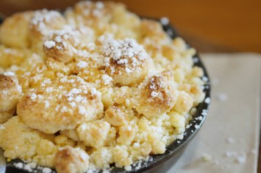 vanilyalı kek üzerine krema ile