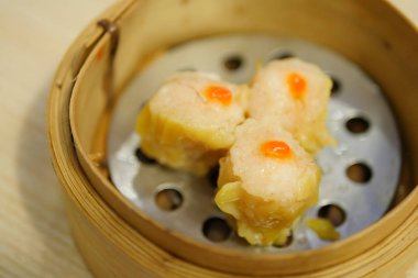 Bambu kapsayıcısında dim sum karides hamur tatlısı