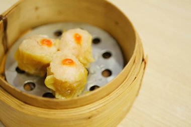 Bambu kapsayıcısında dim sum karides hamur tatlısı