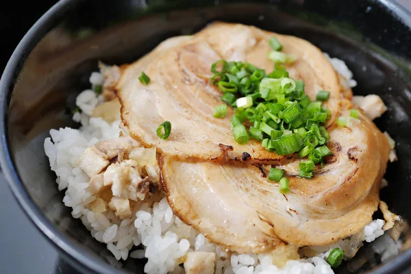 Bol de riz japonais garni de porc rôti tranché — Photo
