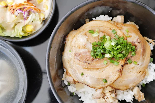 Japanse rijst kom gegarneerd met gesneden geroosterd varkensvlees — Stockfoto