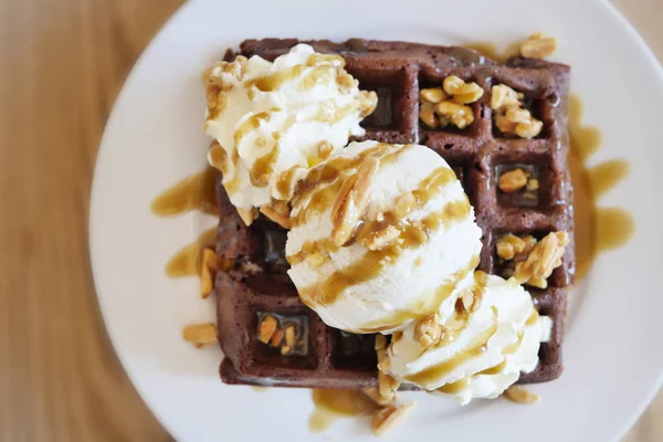 vanilyalı dondurma çikolatalı gözleme ile