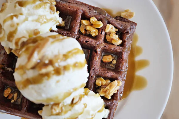 vanilyalı dondurma çikolatalı gözleme ile