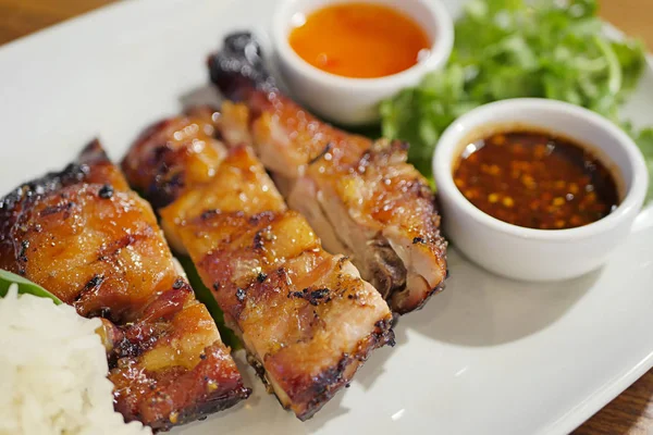 sos daldırma ile Asya ızgara tavuk